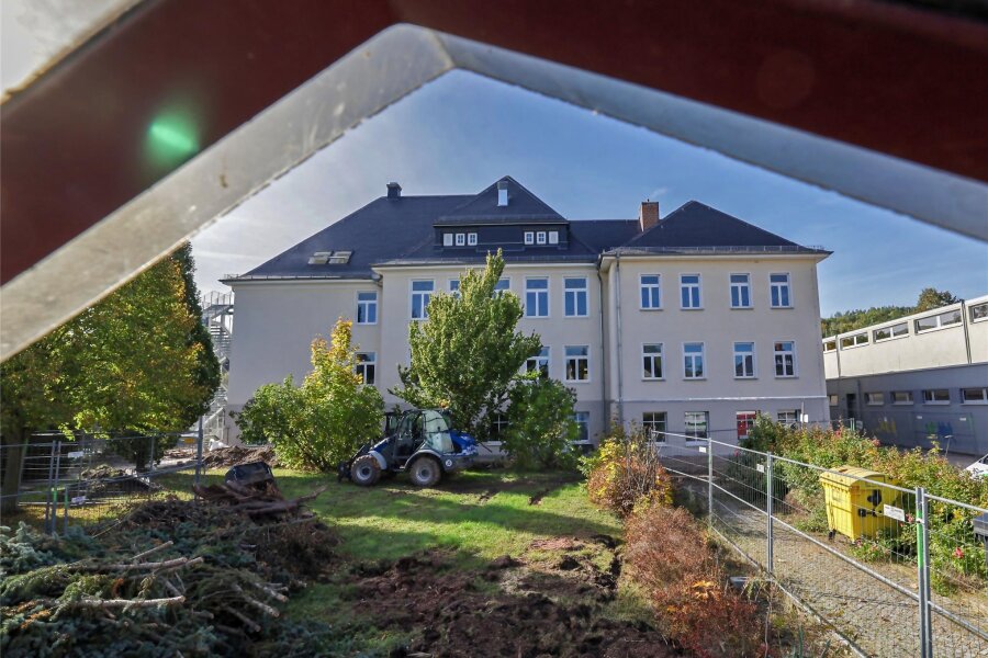 Schulsanierung in Niederlungwitz: Ein Fass ohne Boden? - Die Grundschule in Niederlungwitz wird für 5,4 Millionen Euro komplett saniert.