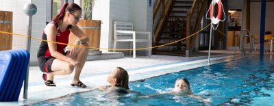 Schulschwimmen steht im Vordergrund - Schwimmlehrerin Antje Rülke gibt Drittklässlern Tipps für ihre Schulschwimmüberprüfung. 