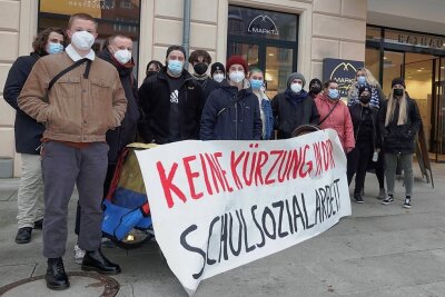 Schulsozialarbeit: Sieben Stellen fallen in Zwickau weg - Sozialarbeiter protestierten vor der Sitzung vor dem Rathaus. Sie sehen eine Förderung der Stellen durch den Landkreis skeptisch. 