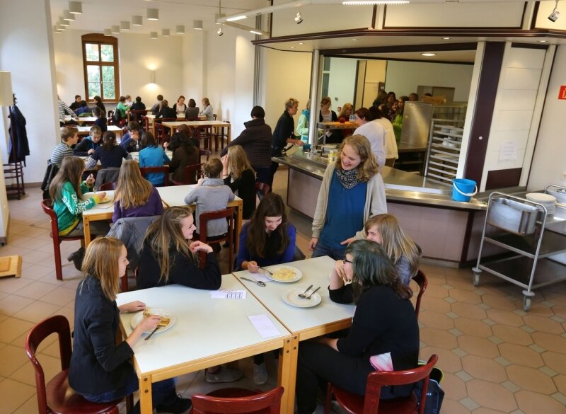 Schulspeisung rund um Hohenstein-Ernstthal auf dem Prüfstand - Die Mensa des Lichtensteiner Gymnasiums verfügt über eine eigene Küche. Die ist allerdings nur für den Internatsbetrieb gedacht und zu klein, um rund 600 Gymnasiasten jeden Mittag zu versorgen.