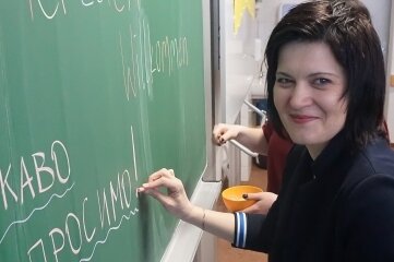 Schulstart für Ukraine-Kinder: Paten helfen jungen Flüchtlingen - Russisch-Lehrerin Oksana Müller ist Ukrainerin und hilft als Dolmetscherin. Sie kommt aus dem Donbass.