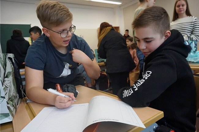 Am Evangelischen Schulzentrum in Schöneck ist die erste ukrainische Schulklasse am Start. Auch Roman (rechts) aus der Westukraine gehört dazu. Als Pate steht ihm Enno Stier (links) aus der Klasse 6a zur Seite. 