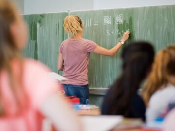 Schulstart in Sachsen: Zu wenige Lehrer, mehr Lernvideos - Mit 1120 neu eingestellten Lehrern startet der Freistaat ins neue Schuljahr.