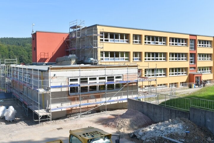 Noch ist der Anbau an der Rechenberger Oberschule nicht fertig. Nach einem Baustopp soll demnächst weitergearbeitet werden. 