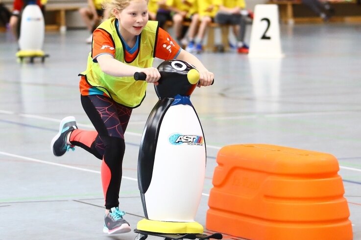 Valeria aus der Grundschule Sehmatal in Neudorf beim Pinguinpaarlaufen. Ihre Mannschaft scheiterte knapp am Weiterkommen. 