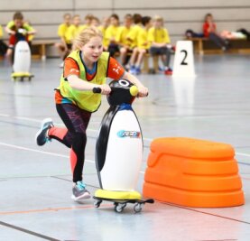 Schulwettbewerb gerät ins Stocken - Valeria aus der Grundschule Sehmatal in Neudorf beim Pinguinpaarlaufen. Ihre Schule scheiterte knapp am Weiterkommen. 