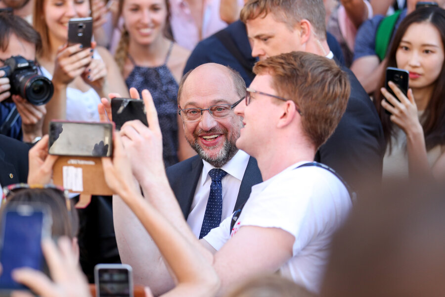 Schulz bringt seine Schulpolitik gegen Merkels Waffen in Stellung - SPD-Kanzlerkandidat Martin Schulz am Dienstag auf dem Weg zur Wahlkampfbühne in Leipzig. In einem so wohlhabenden Land wie Deutschland sei es völlig unverständlich, so Schulz, dass ganze Landstriche von einem schnellen Internet abgehängt seien.