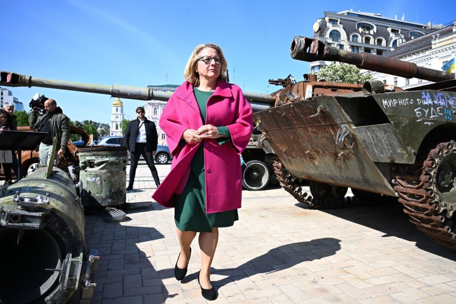 Schulze in Kiew - Gesprächspartner überraschend gefeuert - Entwicklungsministerin Svenja Schulze besichtigt während eines Besuchs in der Ukraine  Wracks russischer Panzer.