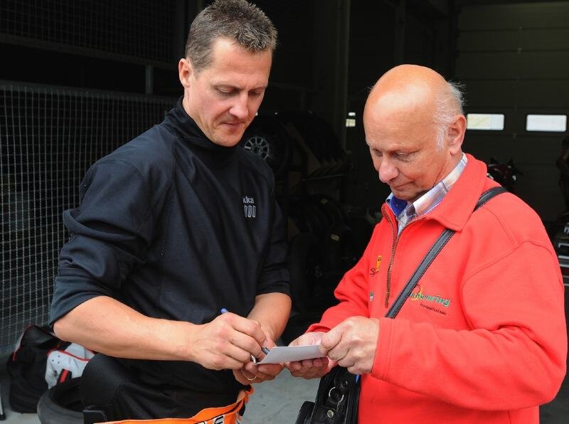 Schumacher testet auf dem Sachsenring - Werner Reiß nutzte am Mittwoch die Gunst der Stunde und ließ sich von Michael Schumacher ein Autogramm geben.