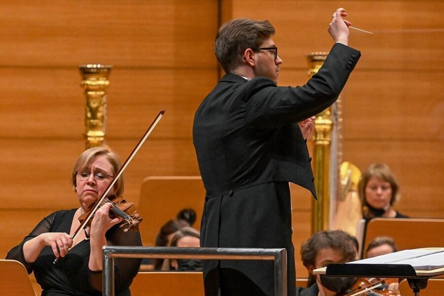 Schumann-Philharmonie spielt Benefizkonzert: "Eroica" zugunsten der Ukraine - Robert-Schumann-Philharmonie bei einem Konzert in der Stadthalle Chemnitz.
