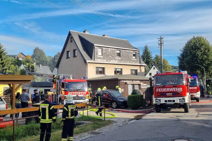 Schuppen dreier Moped-Bastler brennt in Königswalde: Ein Verletzter - Ein Schuppen hat am Sonntagnachmittag in Königswalde an der Lindenstraße gebrannt.