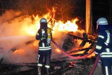 Schuppen gehen in Flammen auf - Zwei brennende Schuppen haben am Wochenende in Olbernhau die Feuerwehr gefordert. 