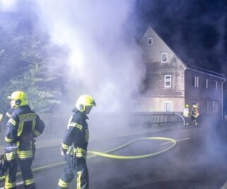 Schuppen neben Wohnhaus brennt - Knapp 50 Feuerwehrkameraden waren im Einsatz. Verletzt wurde niemand. 