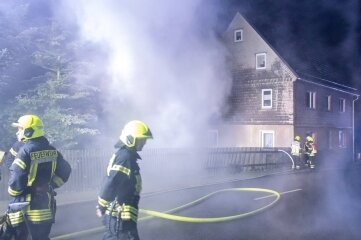 Schuppen neben Wohnhaus in Auerbach brennt - Polizei geht von vorsätzlicher Brandstiftung aus - Knapp 50 Feuerwehrkameraden waren im Einsatz. Verletzt wurde niemand. 
