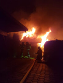 Schuppenbrand in Chemnitz: Anwohner erleidet Rauchvergiftung - In der Nacht auf den Freitag hat in Chemnitz ein Schuppen gebrannt. 