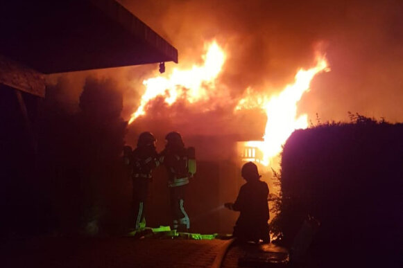Schuppenbrand in Chemnitz: Anwohner erleidet Rauchvergiftung - In der Nacht auf den Freitag hat in Chemnitz ein Schuppen gebrannt. 