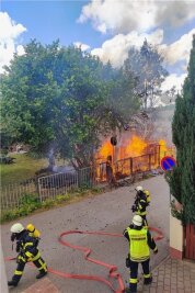 Schuppenbrand wütet in Hainichen - Dieser Schuppen am Unteren Stadtgraben in Hainichen stand am Mittwoch in Flammen. Eine Nachbarin alarmierte die Feuerwehr.