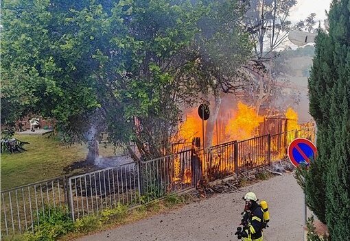Schuppenbrand wütet in Hainichen - Dieser Schuppen am Unteren Stadtgraben in Hainichen stand am Mittwoch in Flammen. Eine Nachbarin alarmierte die Feuerwehr.