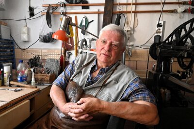 Schuster aus dem Erzgebirge steht mit 88 noch in der Werkstatt - Günter Lang in seiner kleinen Kellerwerkstatt in Crottendorf, wo er noch immer Schuhe repariert.