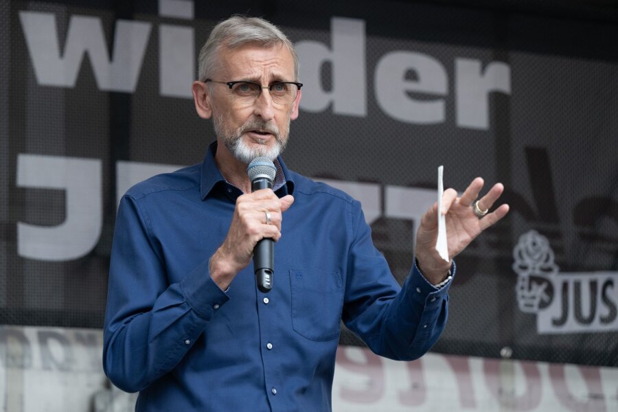 Schuster: "Raumdeckung" zum Schutz von Wahlkämpfern - Armin Schuster (CDU), Innenminister von Sachsen, nimmt an einer Kundgebung auf dem Pohlandplatz teil.