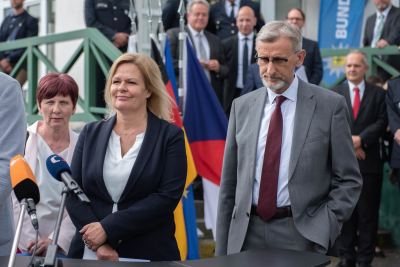 Sachsens Innenminister Armin Schuster (CDU) mit Bundesinnenministerin Nancy Faeser (SPD).