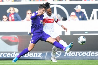 Schusters Kniff wirkt, doch FCE macht VfB Toreschießen leicht - Daniel Didavi (r.) traf gegen den FC Erzgebirge Aue doppelt. 