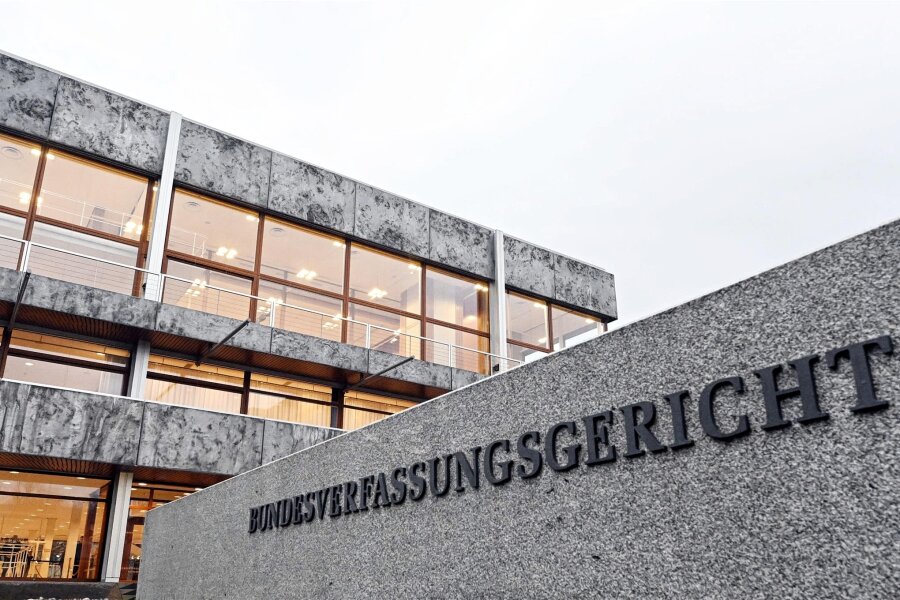 Schutz des Verfassungsgerichts: Beschämendes Schauspiel - Das  Bundesverfassungsgericht in Karlsruhe. Die Ampelkoalition will die Institution bessere absichern.