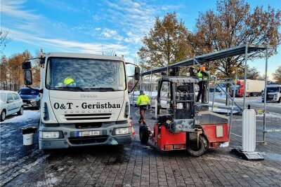 Schutz vor Lkw-Eisplatten auf der Autobahn - Eine Gerüstbaufirma aus Chemnitz installiert die Anlagen. 