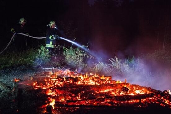 Schutzhütte in Auer Wald niedergebrannt - 