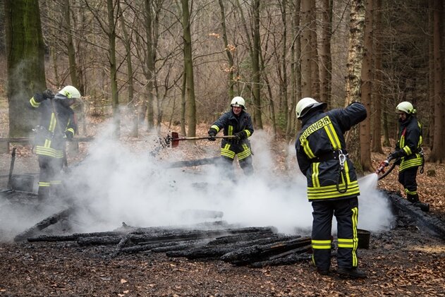 Schutzhütte in Gelenauer Waldstück niedergebrannt - 
