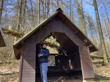 Schutzhütte im Wandergebiet bei Mittweida zerstört - Wegewart Marco Augustin beim Beräumen der zerstörten Schutzhütte.