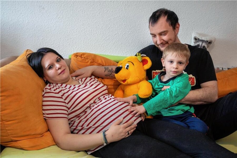Schwanger mit Drillingen in Plauen: Nur noch ein Kind lebt - Das Bild vom März zeigt Familie Fumfak aus Plauen: Nadja und Patrick mit Sohn Nicklas.