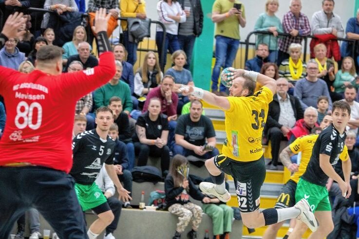 Schwarz-Gelbe nehmen Favoritenrolle an - Auf die Dienste von Jakub Kolomaznik (am Ball) können die Oberlosaer Handballer auch in den kommenden zwei Spielzeiten bauen.