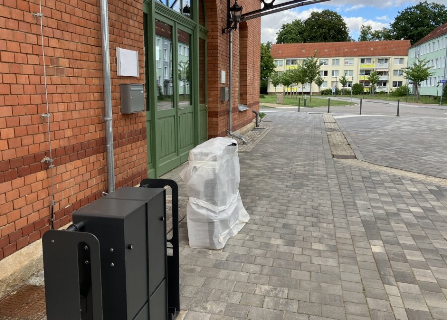Seit kurzem stehen vor dem Bahnhofsgebäude schwarze Boxen. Wofür können diese genutzt werden?