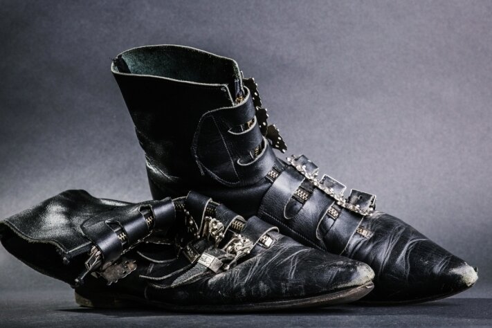 Schwarze Mäuse - Ausgetretene Pikes aus der Schau "Leipzig in Schwarz". Die spitzen Schuhe waren in den frühen 90ern ein sehr typisches Accessoire der Gothic-Bewegung - ein Trend, der intern gerade wiederkommt.