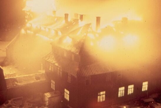 Schwarze Stunden: Fichtelberghaus geht in Flammen auf - 25. Februar 1963: Das Fichtelberghaus brennt lichterloh. Das Wetter und die unzureichende Wasserversorgung ließen die Einsatzkräfte bei den Löscharbeiten auf verlorenem Posten stehen. 