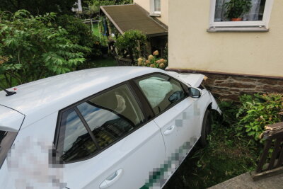 Schwarzenberg: Auto fährt gegen Hauswand - 