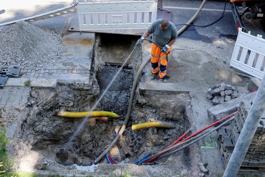 Schwarzenberg: Bauarbeiten auf Karlsbader Straße dauern länger – Sperrung bis zum 24. Mai - Eine der Baugruben auf der Karlsbader Straße in Schwarzenberg. Der Ausbau des Breitbandnetzes dauert hier länger als geplant.