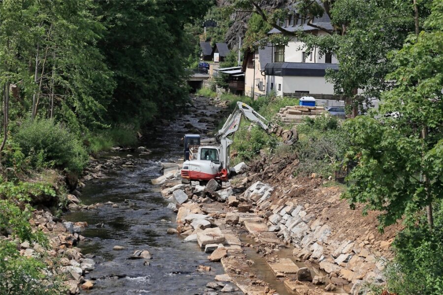 Schwarzenberg: Bauarbeiten im Flussbett des Schwarzwassers gehen zügig voran - Uferböschungen im Schwarzwasser werden gesichert und verfestigt.
