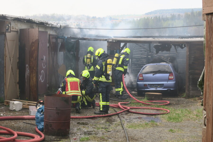 Schwarzenberg: Brand in Garagenkomplex - Kriminalpolizei sucht nach Ursache - Brand in einem Garagenkomplex auf der Gartenstraße in Schwarzenberg 