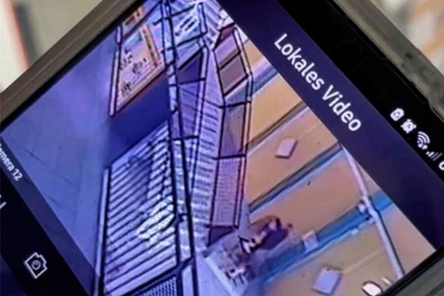Schwarzenberg: Chefin vom Einkaufscenter empört über dreiste Diebstähle - Die Überwachungskamera zeigt eine Person, die ein Fell aus der Dekorationsecke zusammenfaltet. Kurz darauf ist es weg. 