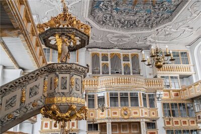 Schwarzenberg: Christvesper mit goldenem Glanz in St. Georgen - Eine Blick auf Kanzel und Eule-Orgel in der barocken St.-Georgen-Kirche zu Schwarzenberg.