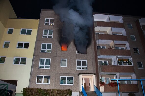 Für den Mann in der lodernden Wohnung im zweiten Stock des Hauses im Schwarzenberger Stadtteil Sonnenleithe kam jede Hilfe zu spät. Die Feuerwehr fand nur eine verbrannte Leiche.  
