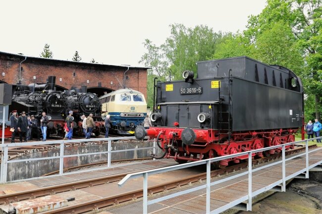 Schwarzenberg: Eisenbahnfreunde warten sehnsüchtig auf ihre Dampflok - Lichtblick im Mai 2022: Bei den Schwarzenberger Eisenbahntagen konnte der bereits fertiggestellte Tender der Lok 50 3616 auf der Drehscheibe des Eisenbahnmuseums präsentiert werden.