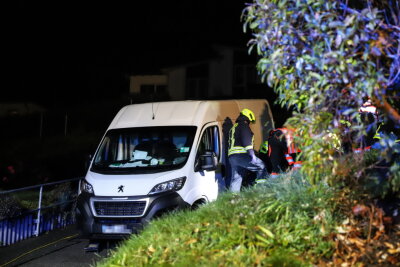 Schwarzenberg: Fahrer vom eigenen Fahrzeug eingeklemmt - 