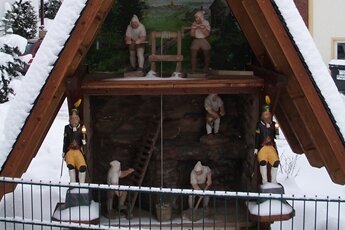 Schwarzenberg: Holzfiguren aus Schaukasten entwendet - 