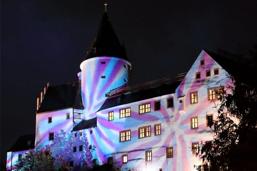 Schwarzenberg in einem anderen Licht erleben - Zur Nacht der Lichter in Schwarzenberg werden markante Gebäude wie das Schloss farbig angestrahlt.