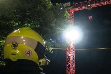 Schwarzenberg: Jugendliche klettern nachts auf Baukran - Zwei Jugendliche sind am späten Freitagabend in Schwarzenberg auf einen 42 Meter hohen Baukran geklettert. Feuerwehrleute haben sie heruntergeholt. 