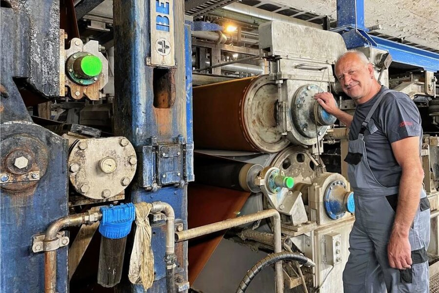 Schwarzenberg: Kartonhersteller investiert in neue Halle - Olaf Leonhardt ist seit seiner Lehre, die 1978 begann, im Kartonagenwerk Schwarzenberg. Heute ist der Papiertechnologe zugleich Schichtleiter an der großen Kartonmaschine.