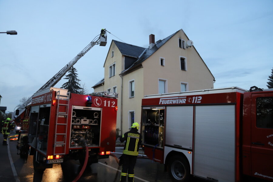 Schwarzenberg: Leerstehendes Mehrfamilienhaus brennt - Um den Brand löschen zu können, wurde die Drehleiter benötigt.